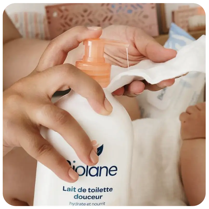 application du biolane lait de toilette douceur sur un coton ou lingette blanche propre