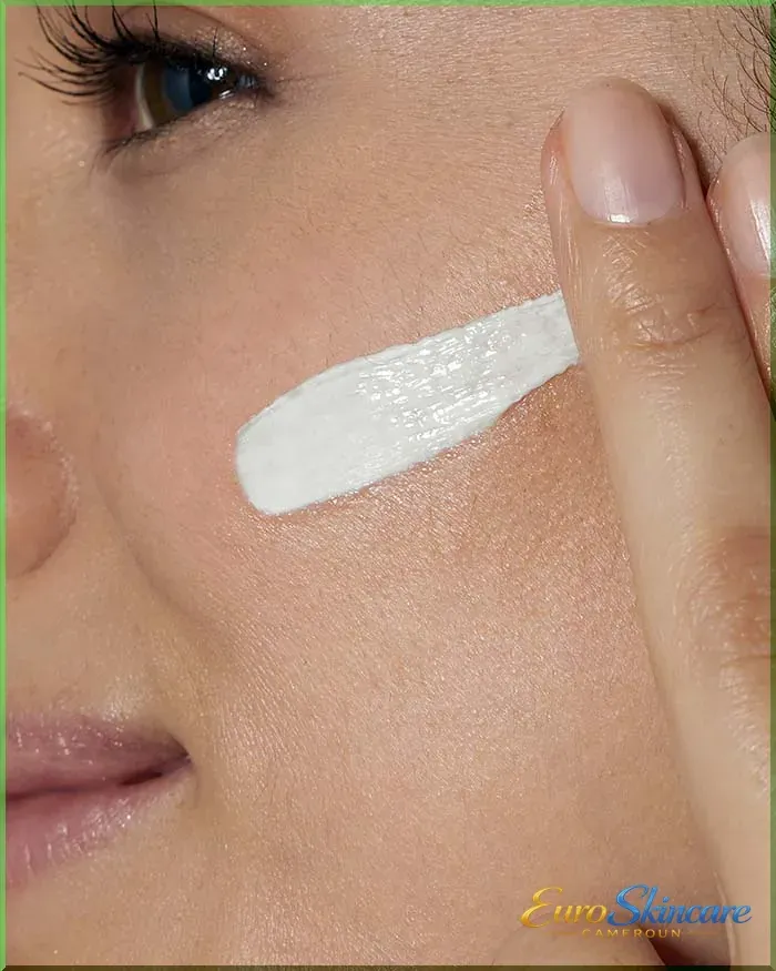 Creme Hydratante Visage SPF30 - Application Visage 2_euro-skincare-cameroun.webp