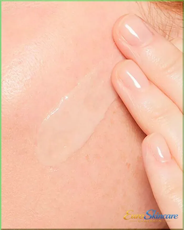 Serum Retinol Anti-Marques - Application Visage 1_euro-skincare-cameroun.webp